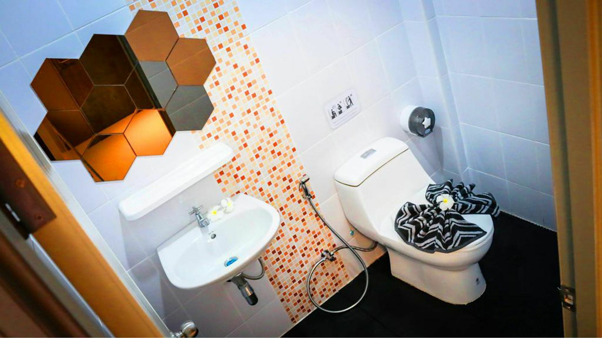 Dent Station Resident Hotell Phuket Exteriör bild